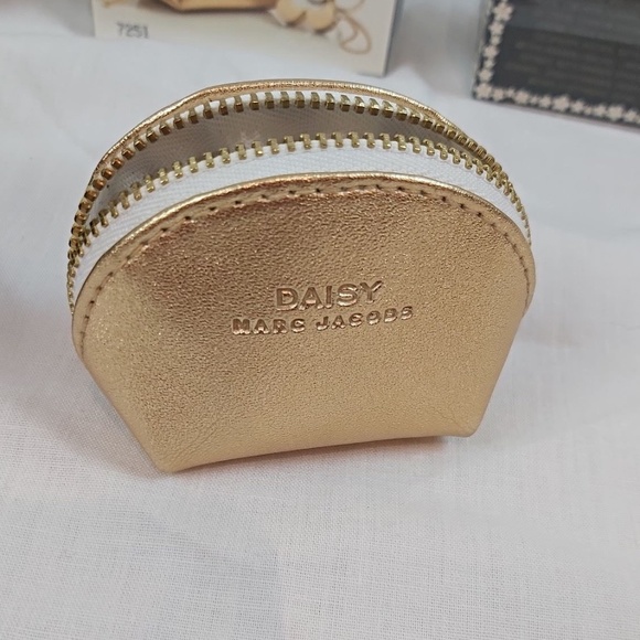 NEW IN BOX Marc Jacobs DAISY - Solid Perfume .02 Oz - Ring in Gold Pouch - Picture 6 of 8